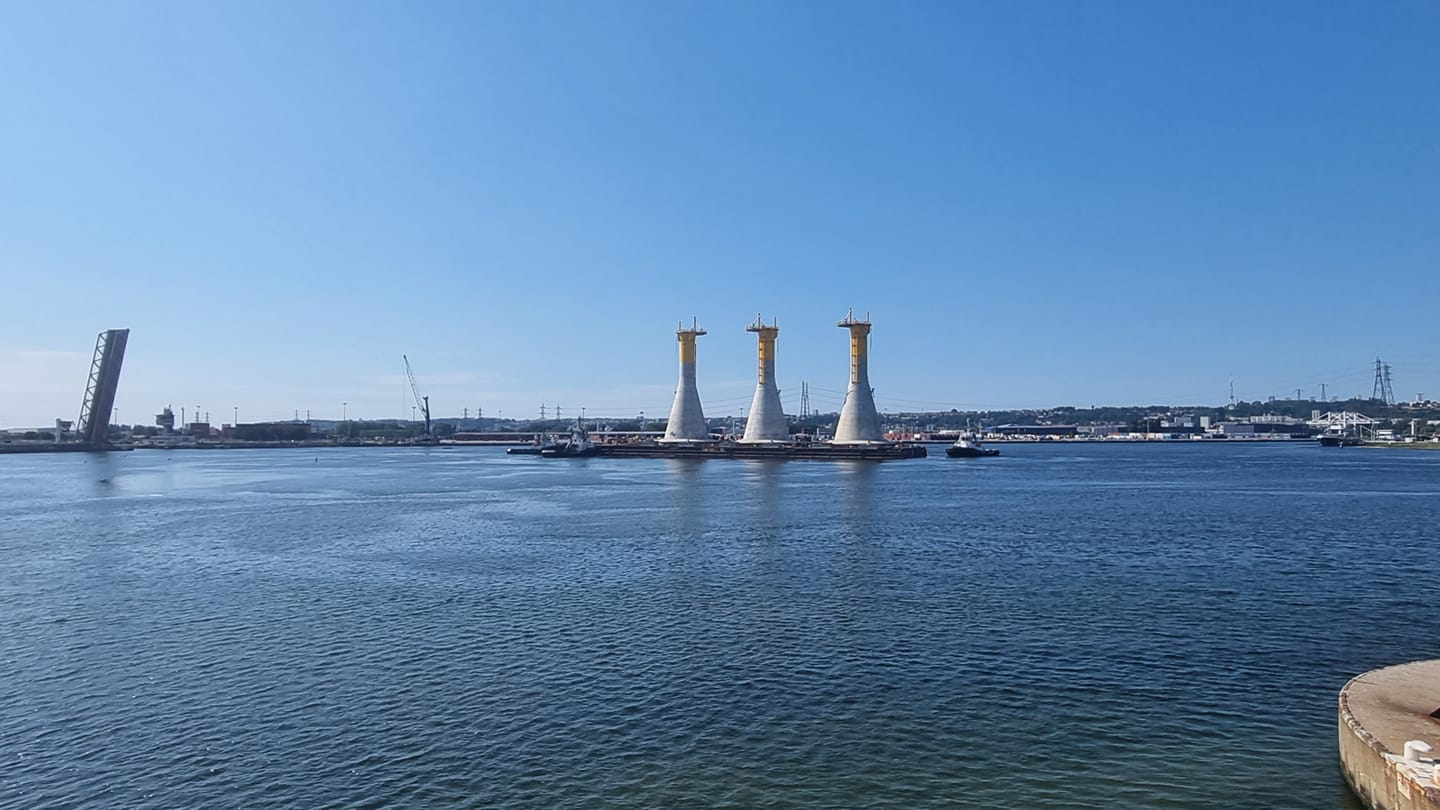 Les premières embases d’éoliennes quittent le port du Havre